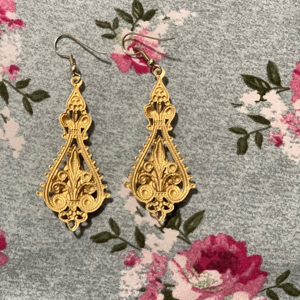 Elegant Gold tone Pearl Drop Earrings - Picture 3 of 5